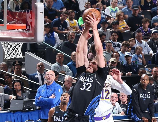 老詹41岁砍30+15助攻 弗拉格45分创纪录湖人客场告