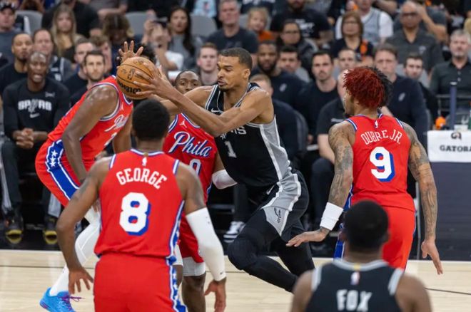 文班亚马伤退马刺大胜7