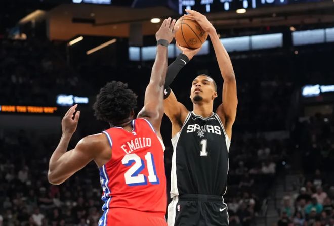 文班亚马伤退马刺大胜76人，MVP争夺战关键节点