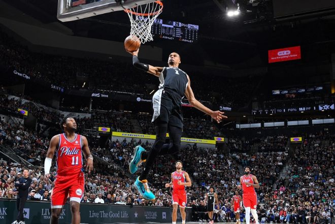 文班亚马伤退马刺大胜76人，MVP争夺战关键节点